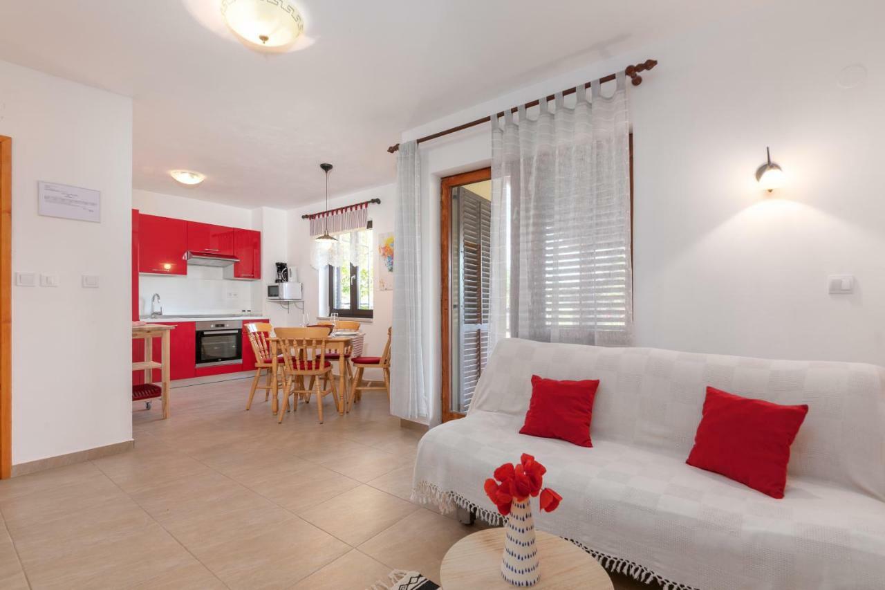 Red Apartment Vrsar Exterior foto